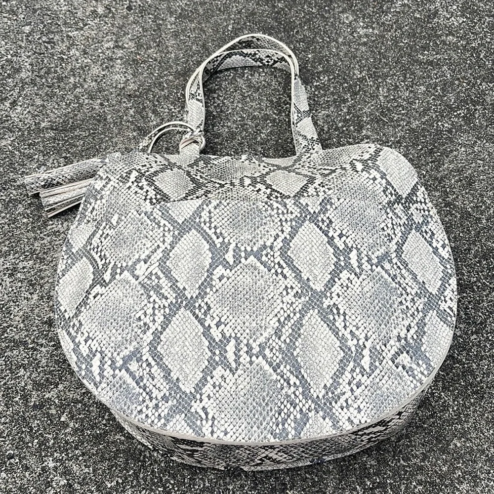 Snake Print Grey/White ite Round Tote with matching tassel